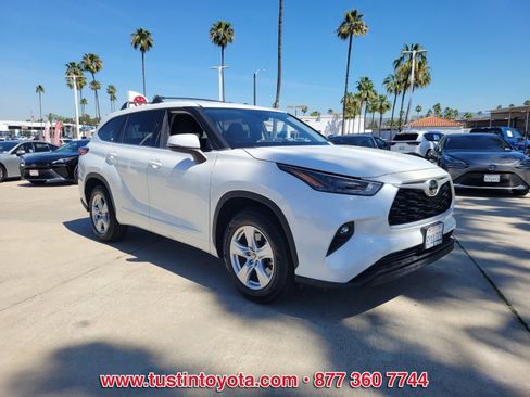 Used 2022 Toyota Highlander LE image 2