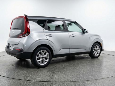 Used 2025 Kia Soul LX w/ LX Technology Package FWD image 9