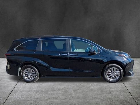 Used 2024 Toyota Sienna XLE image 3