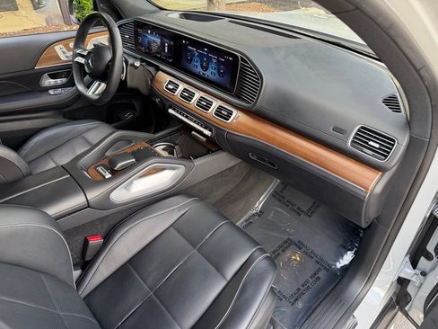 Used 2024 Mercedes-Benz GLS 580 4MATIC image 32
