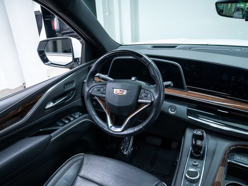 Used 2024 Cadillac Escalade Premium Luxury AWD/4WD image 9