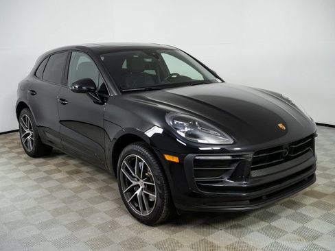 Certified 2025 Porsche Macan Base image 27