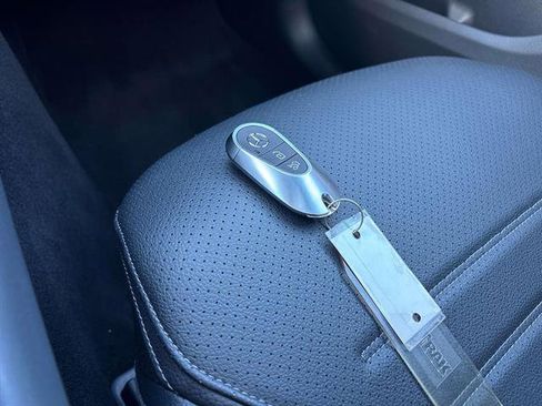 Used 2025 Mercedes-Benz GLC 300 4MATIC image 31