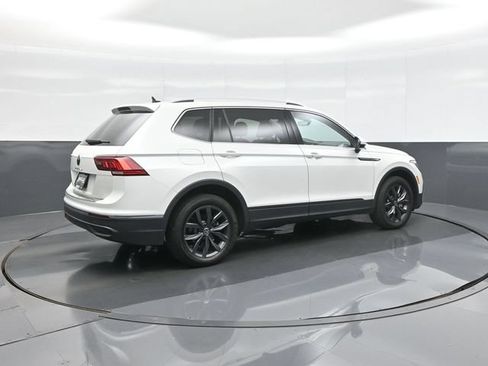 Used 2023 Volkswagen Tiguan SE w/ Panoramic Sunroof Package FWD image 7