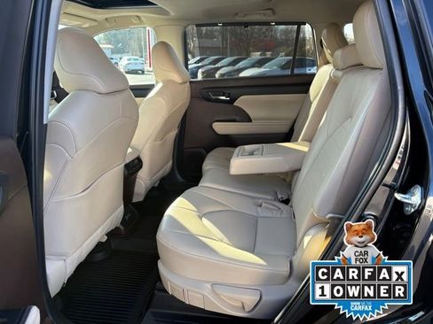 Used 2022 Toyota Highlander XLE image 19