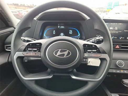 Used 2025 Hyundai Elantra SE image 18
