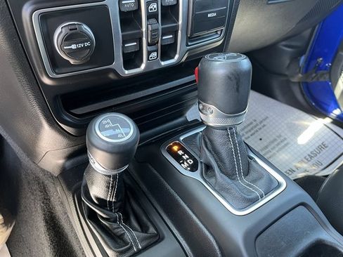 Used 2018 Jeep Wrangler Unlimited Sahara AWD/4WD image 27