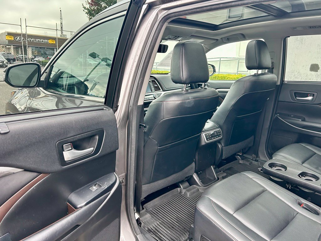 Used 2017 Toyota Highlander Limited Platinum AWD/4WD image 11