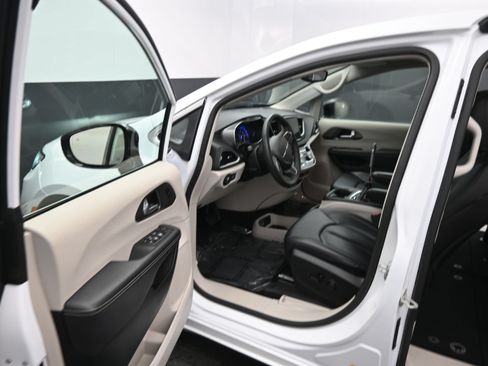 Used 2024 Chrysler Pacifica Touring-L FWD image 13