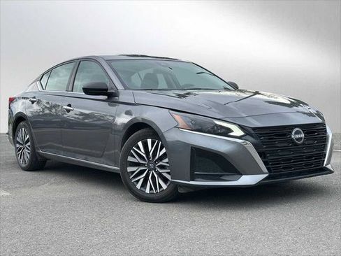 Used 2024 Nissan Altima 2.5 SV image 1