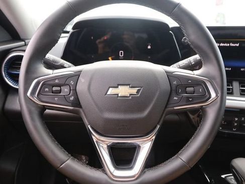 Used 2025 Chevrolet Trax LT w/ LT Convenience Package FWD image 10