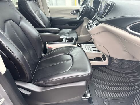 Used 2023 Chrysler Pacifica Touring-L image 20
