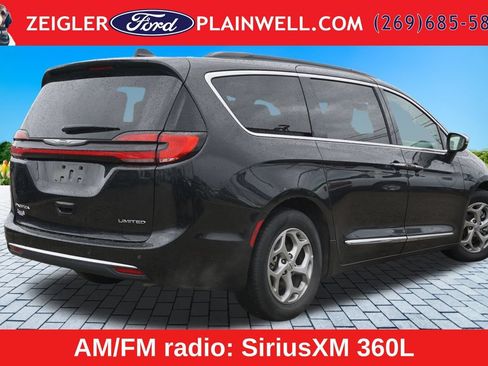 Used 2023 Chrysler Pacifica Limited FWD image 5