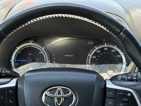 Certified 2024 Toyota Highlander XLE AWD/4WD image 19