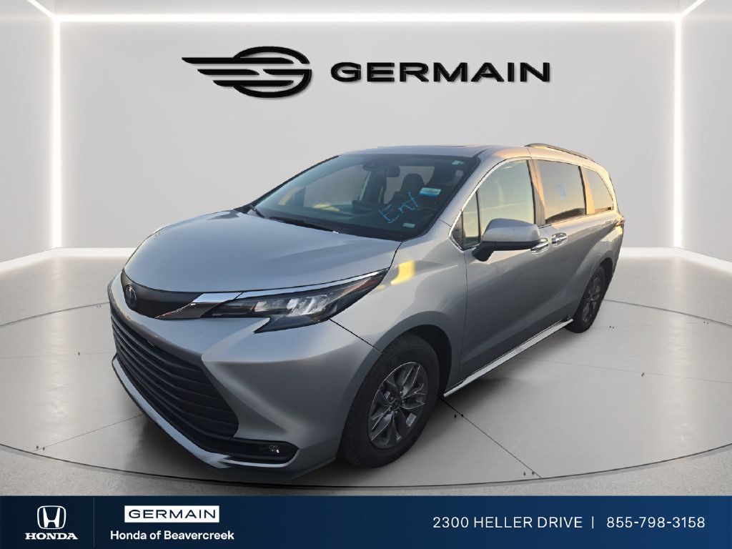 Used 2025 Toyota Sienna XLE FWD image 1