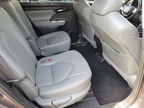 Used 2021 Toyota Highlander XLE FWD image 22