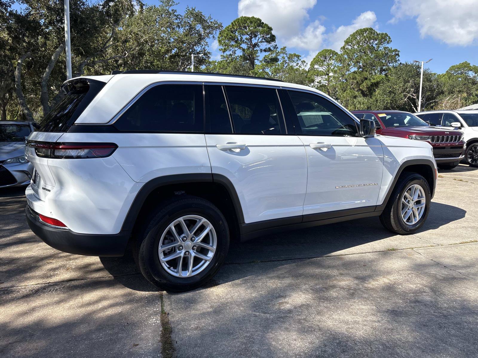 Used 2023 Jeep Grand Cherokee Laredo AWD/4WD image 3