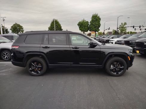 Used 2025 Jeep Grand Cherokee L Altitude AWD/4WD image 2