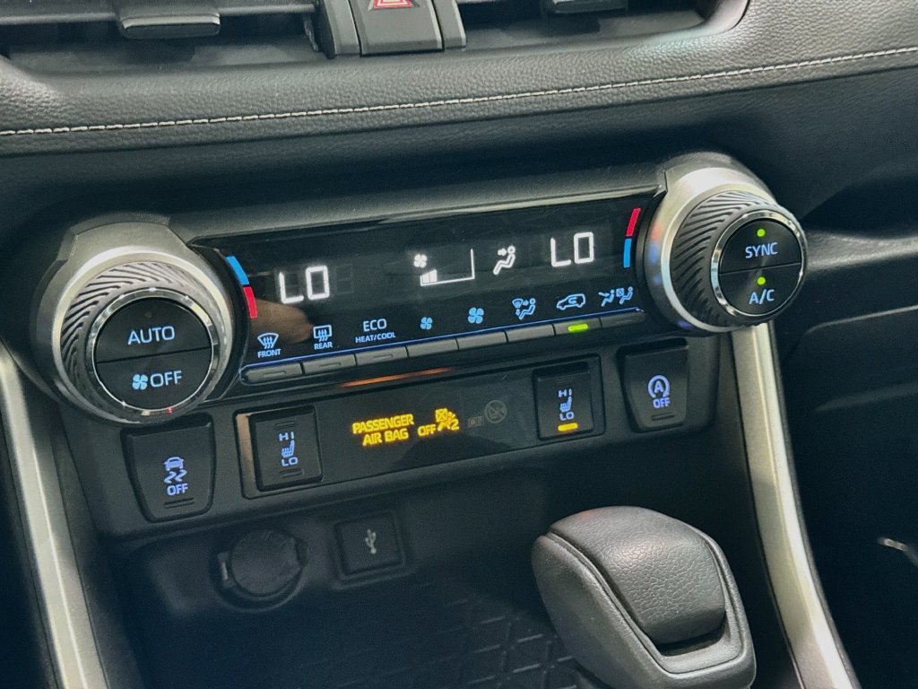 Used 2020 Toyota RAV4 XLE w/ XLE Grade Weather Package AWD/4WD image 18