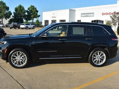 Used 2023 Jeep Grand Cherokee Summit w/ Luxury Tech Group V AWD/4WD image 10