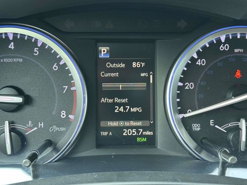 Used 2018 Toyota Highlander XLE FWD image 16