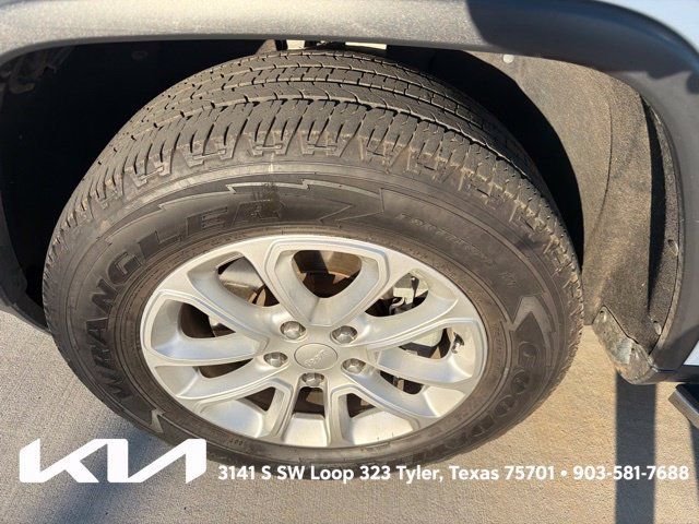 Used 2021 Jeep Grand Cherokee Laredo X AWD/4WD image 4