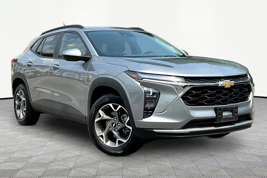 Used 2025 Chevrolet Trax LT w/ LT Convenience Package FWD image 3