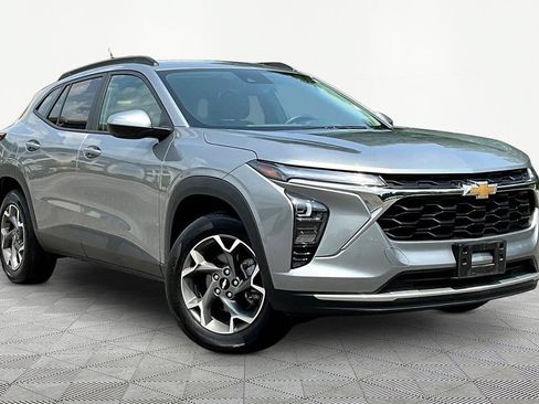 Used 2025 Chevrolet Trax LT w/ LT Convenience Package FWD image 3