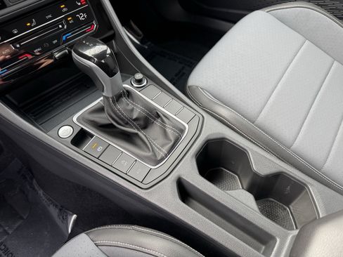 Used 2025 Volkswagen Jetta SE image 28