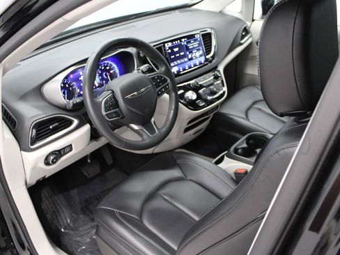 Used 2024 Chrysler Pacifica Touring-L FWD image 19