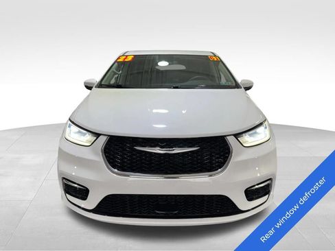 Used 2023 Chrysler Pacifica Touring-L FWD image 2