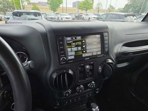 Used 2017 Jeep Wrangler Unlimited Sahara AWD/4WD image 11