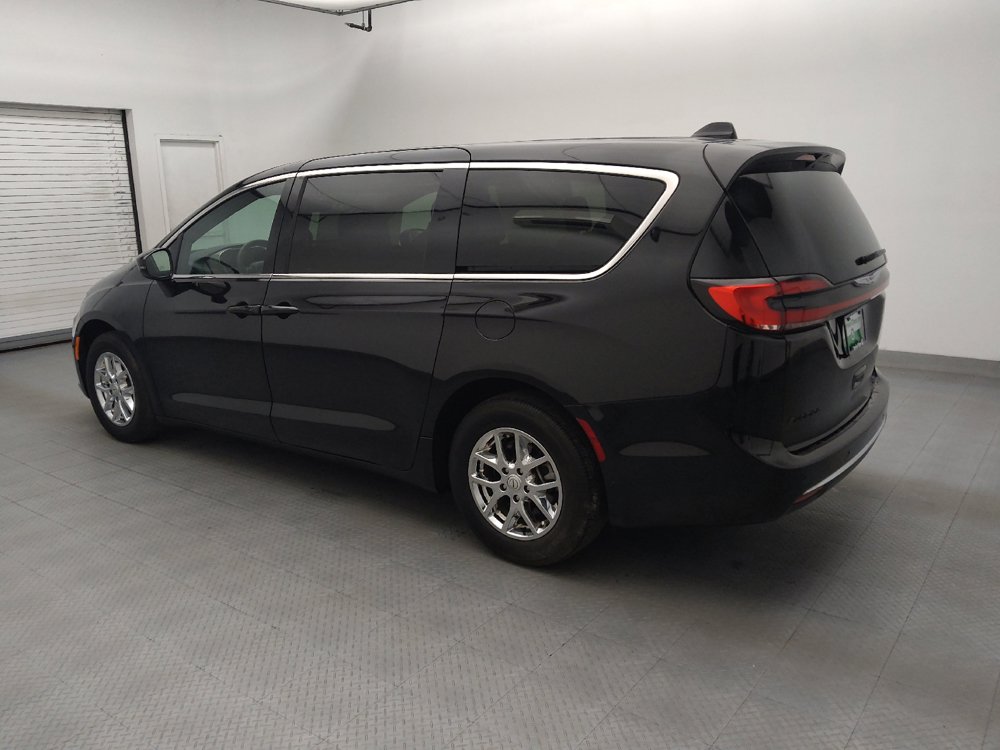 Used 2025 Chrysler Pacifica Select FWD image 3