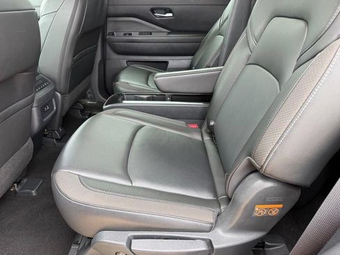 Used 2025 Nissan Pathfinder SL w/ SL Premium Package AWD/4WD image 11