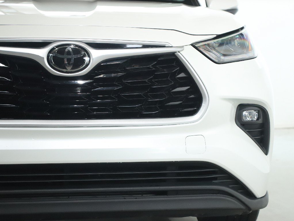Used 2021 Toyota Highlander XLE AWD/4WD image 7
