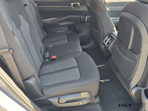 Certified 2025 Kia Sorento LX image 17