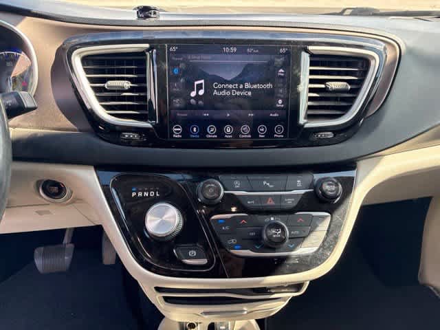 Used 2018 Chrysler Pacifica Touring-L w/ Premium Audio Group FWD image 19