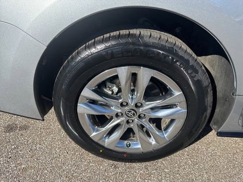 Used 2023 Toyota Sienna Limited image 32
