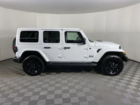 Used 2025 Jeep Wrangler Sahara image 6