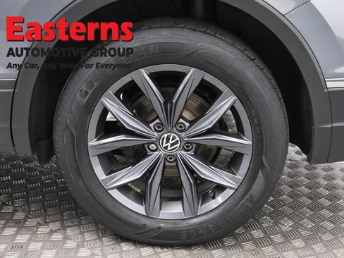 Used 2022 Volkswagen Tiguan SE w/ Panoramic Sunroof Package image 34