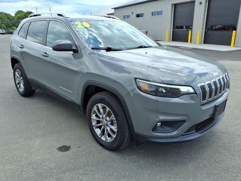 Used 2020 Jeep Cherokee Latitude Plus w/ Cold Weather Group AWD/4WD image 3