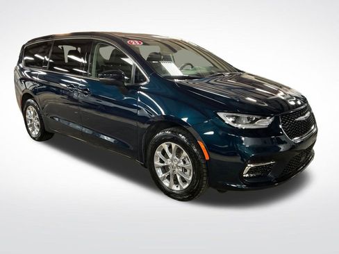 Used 2023 Chrysler Pacifica Touring-L image 8