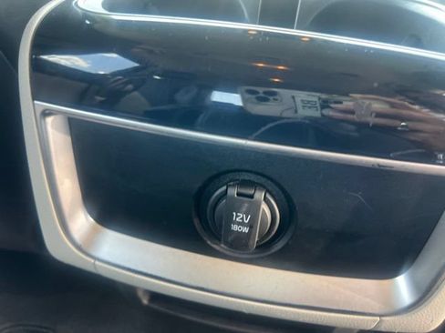 Used 2024 Kia Carnival EX FWD image 12