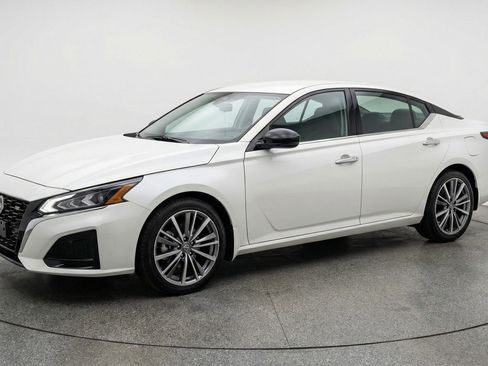 Used 2025 Nissan Altima 2.5 SV FWD image 3
