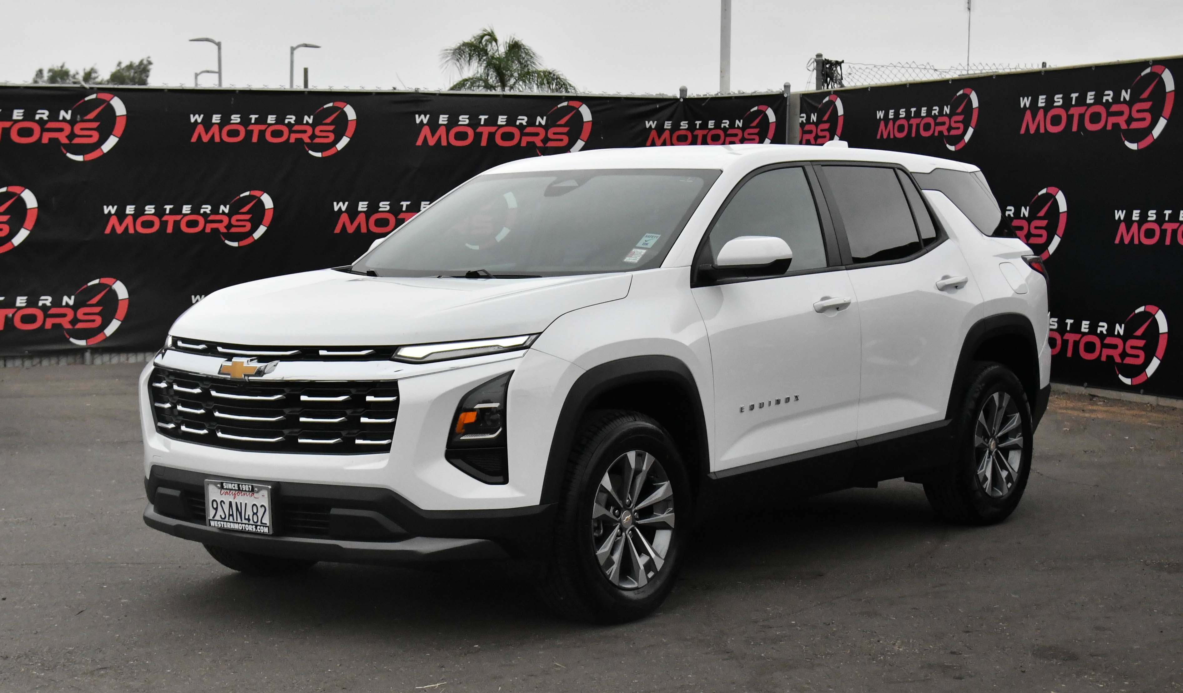 Used 2025 Chevrolet Equinox LT FWD image 3
