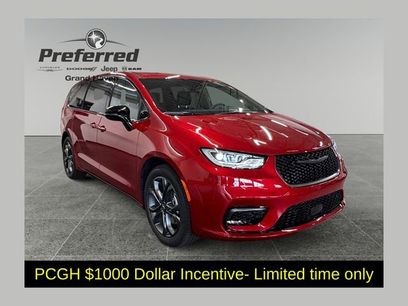 New 2026 Chrysler Pacifica Select