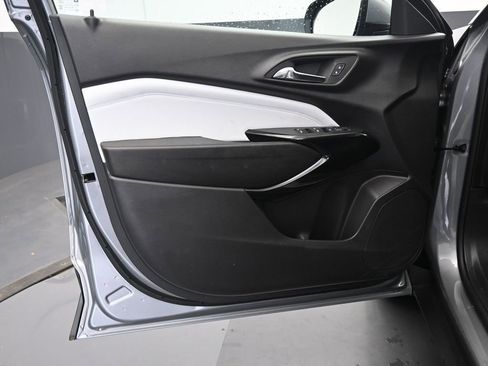 Used 2025 Chevrolet Trax LT w/ LT Convenience Package image 24