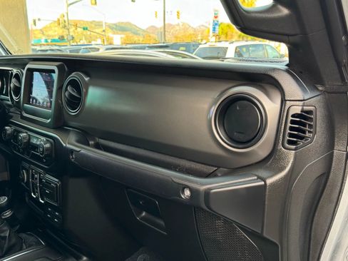 Used 2022 Jeep Gladiator Sport image 38