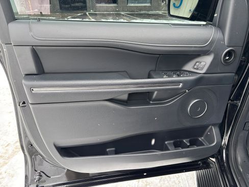 Used 2023 Ford Expedition XLT image 11