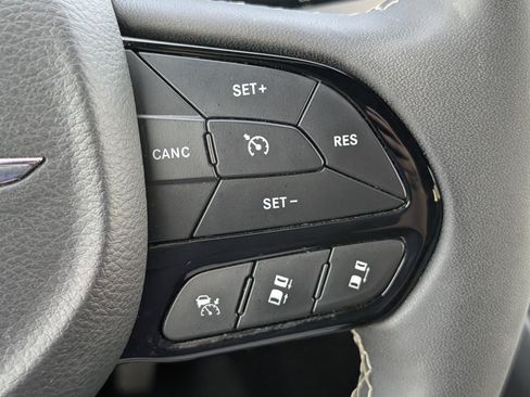 Used 2024 Chrysler Pacifica Limited FWD image 18